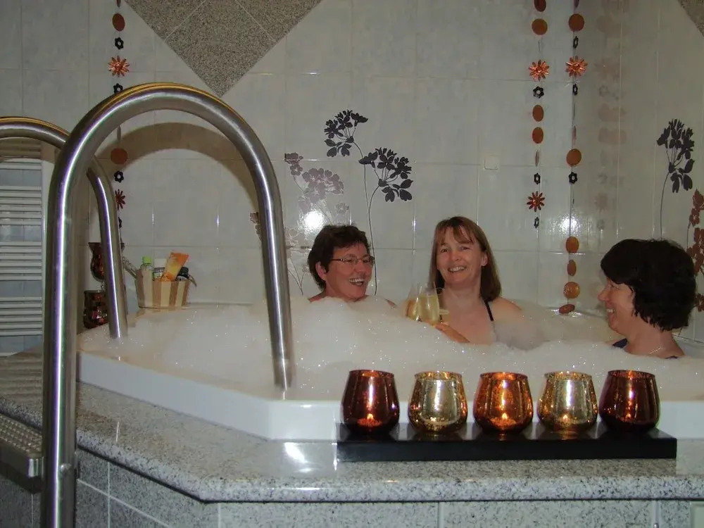 Restful Apartment with Sauna, Hot Tub, Fitness Room, Balcony