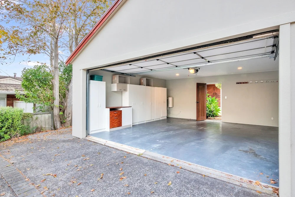 Castor Bay Home near Albany Sleeps 9