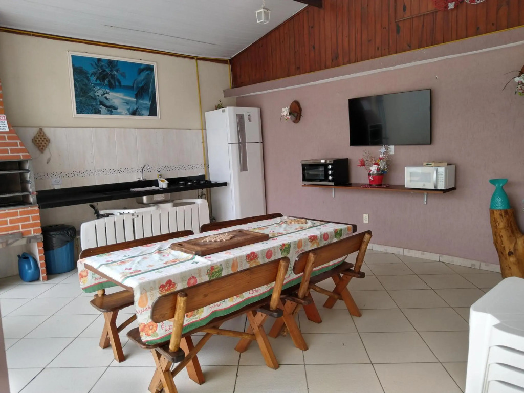 Kitnet com piscina em cond fechado a 200 m da praia com wi-fi