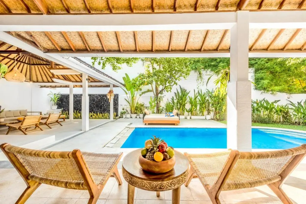 Villa Barcelona - Private 6 BDR Brand New Villa in Seminyak, Best Location, large Pool & Garden