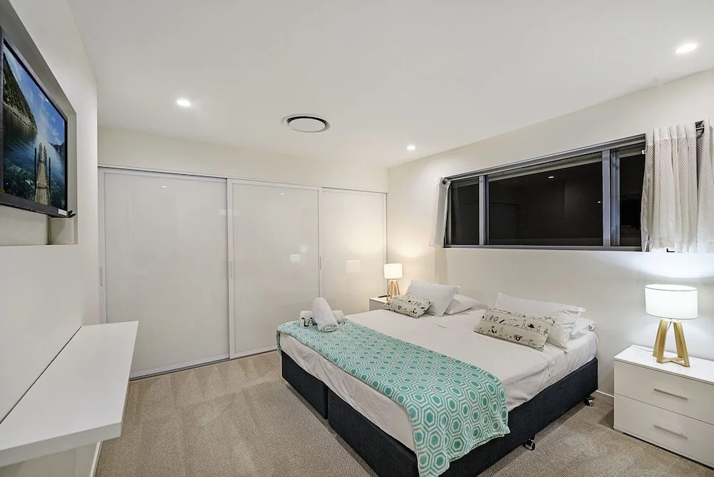 Just in Paradise Waterfront 5 Bedroom Deluxe House Central Broadbeach