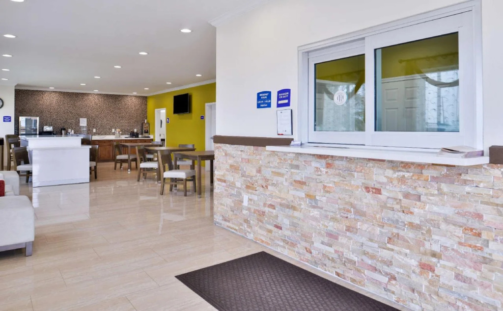 Crystal Inn & Suites IAH Humble
