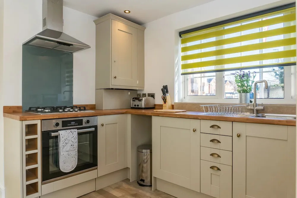 Gloucester-Beautiful 4 Bedroom Cottage-Sleeps 8-Free Parking-Fast Wi-Fi-Work or Leisure