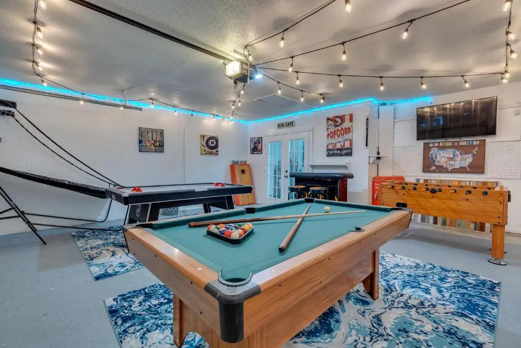 Beautiful home- Private getaway-Heated Pool/Hottub
