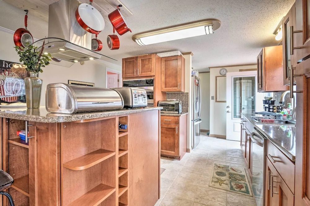 Surfside Beach Home w/ Resort Perks: Walk to Beach