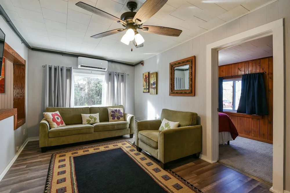 Downtown House in Historic Branson - Awesome Location