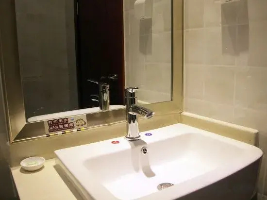 Jinzhong Holiday Business Hotel (Shaqu Court Military District General Hospital)