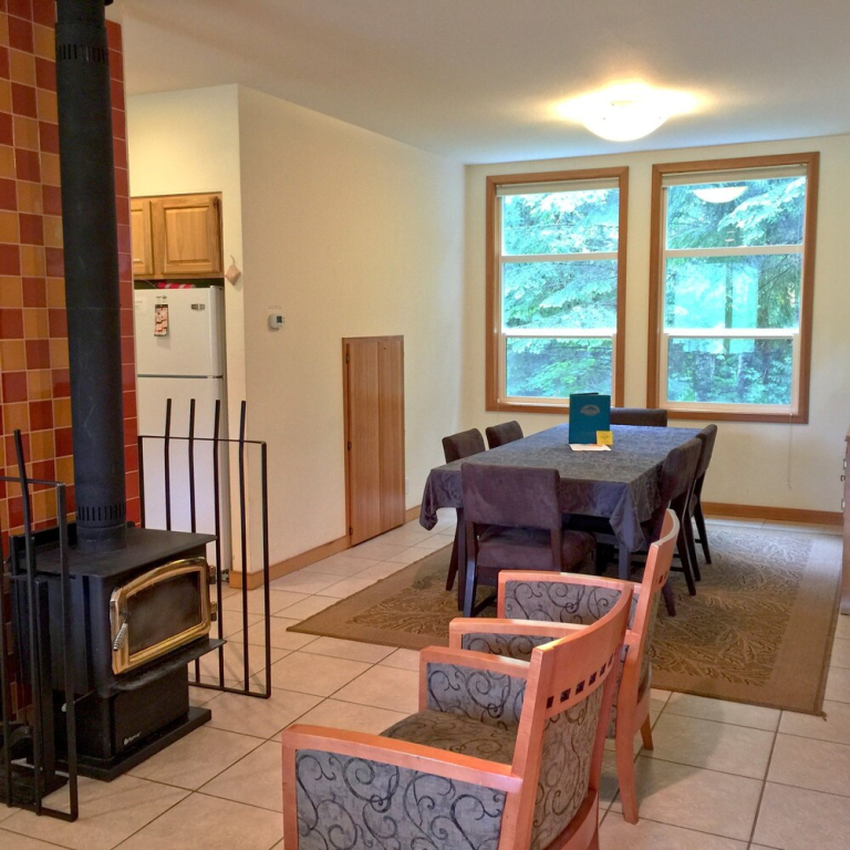 Mt Baker Rim Cabin 70 A pet Friendly Vacation Home With a hot tub and Wifi