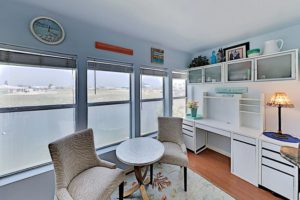 Canal-front Corner W/ Pools - Near The Beach! 1 Bedroom Condo