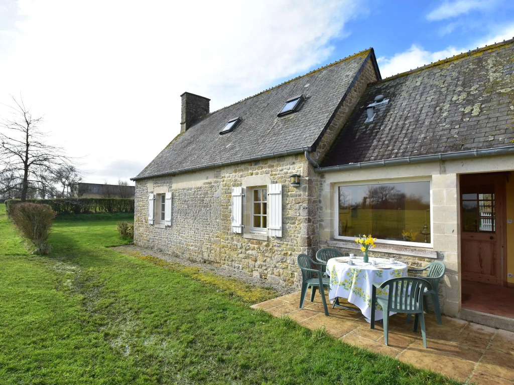 Beautiful Holiday Home with Courtyard in Appeville