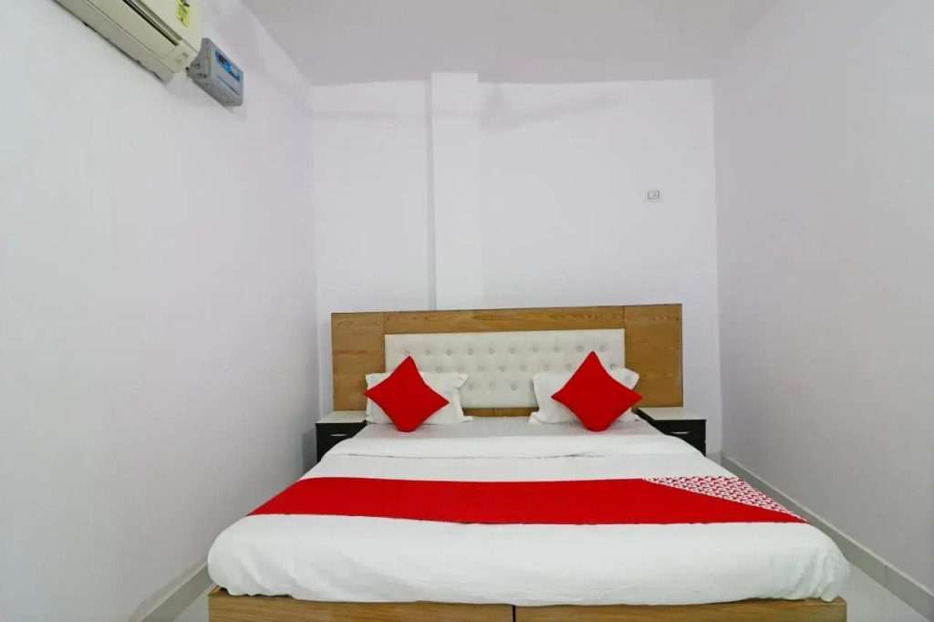 Red Carmine by OYO Rooms