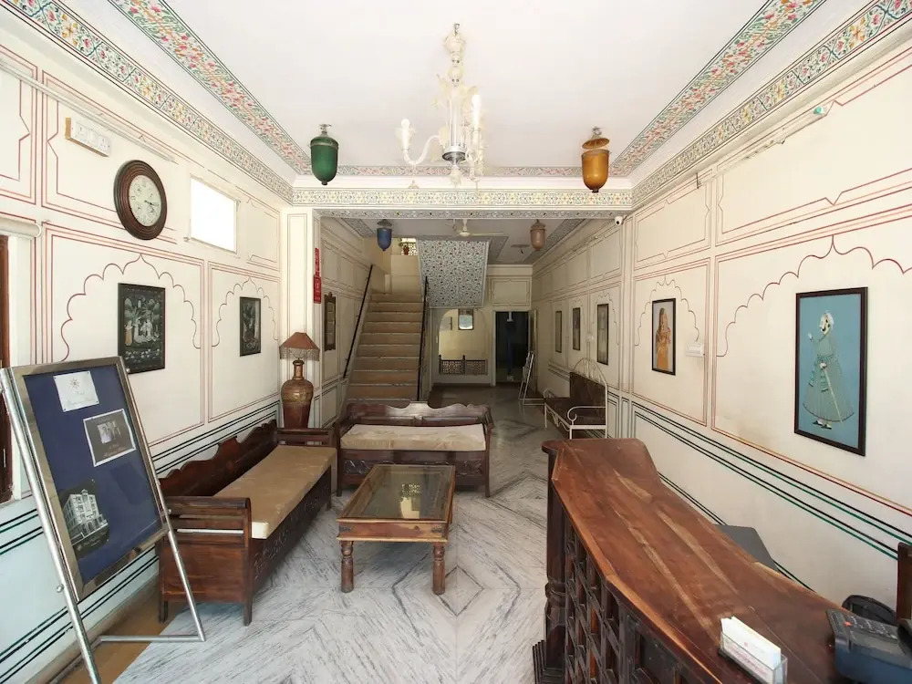 OYO 12115 Hotel Raghuraj Palace
