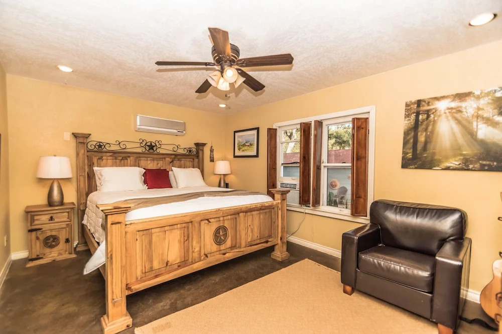 Geronimo Creek Retreat- Homestead Haus 3 Bedrooms 2 Bathrooms Cabin