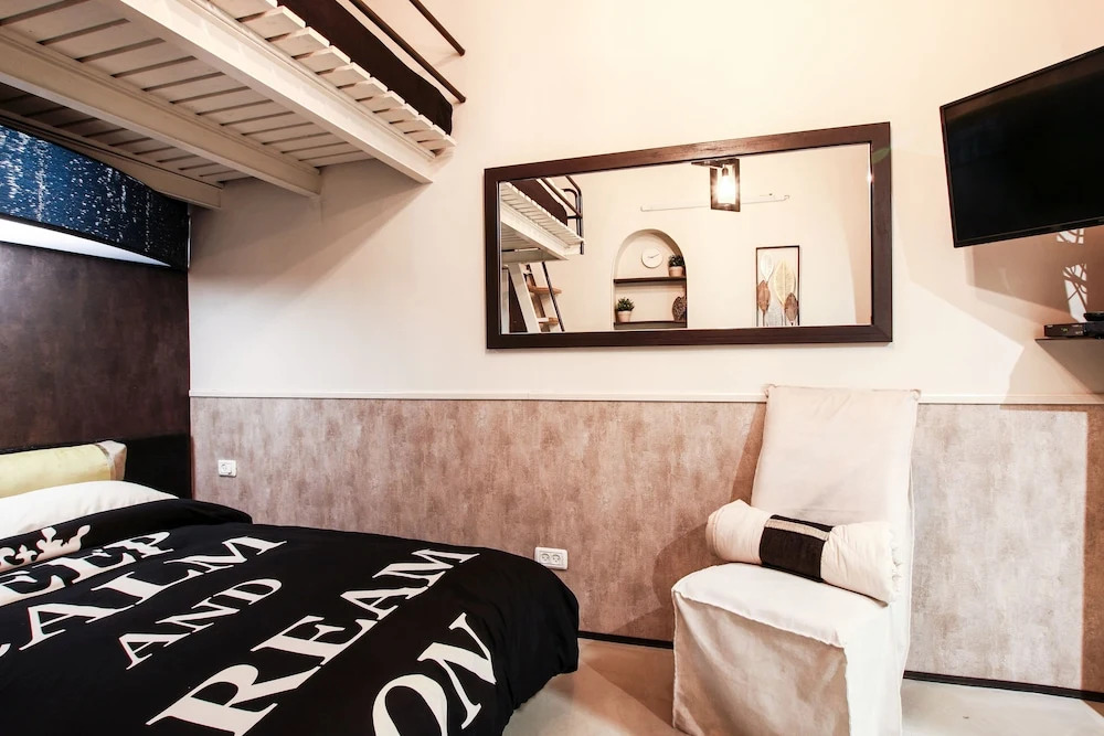 Modern Central Studio 5 min to Beach