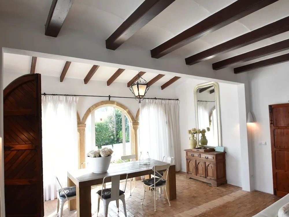Spanish Villa with Spacious Terrace & Pool near Beach