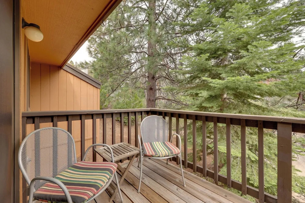 1 Mi to Shaver Lake! Family & Couples Condo