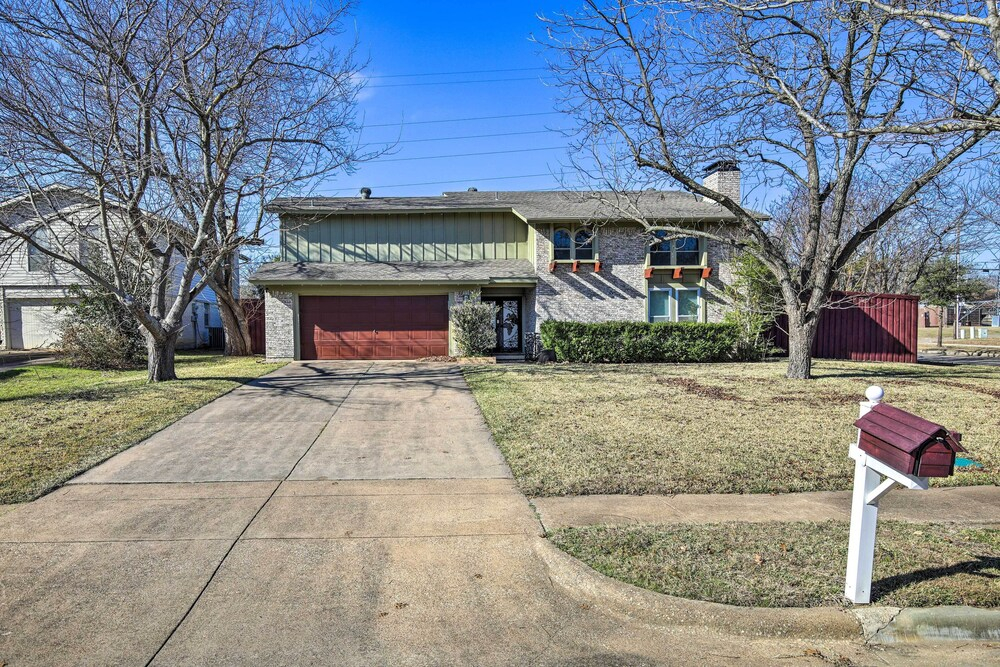 Movie Room & Private Pool: Richardson Retreat