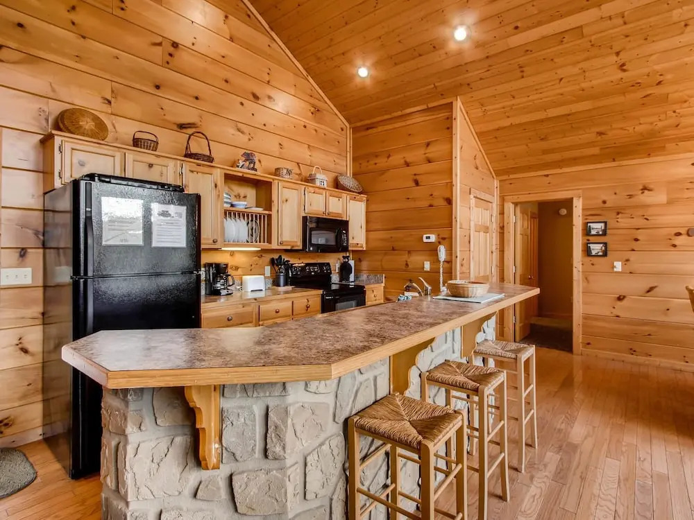 Bearadise 4 Bedroom Cabin by RedAwning
