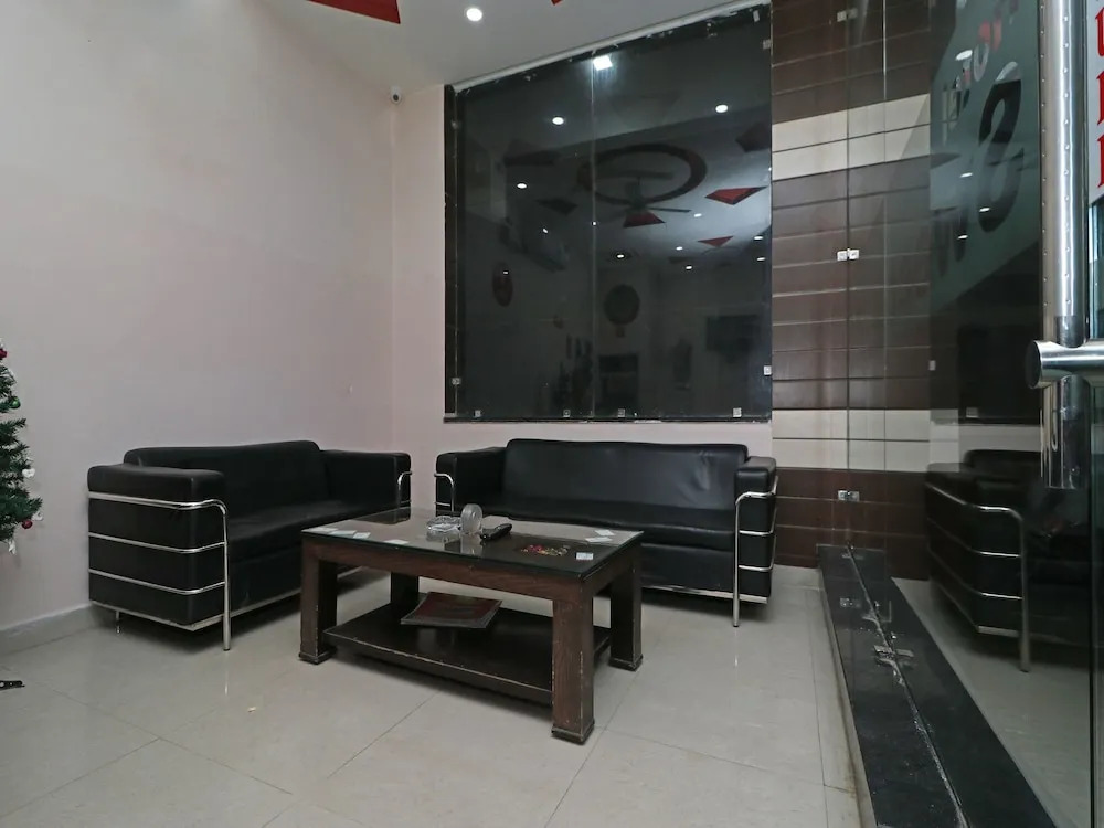OYO 11633 Hotel Sweet Palace
