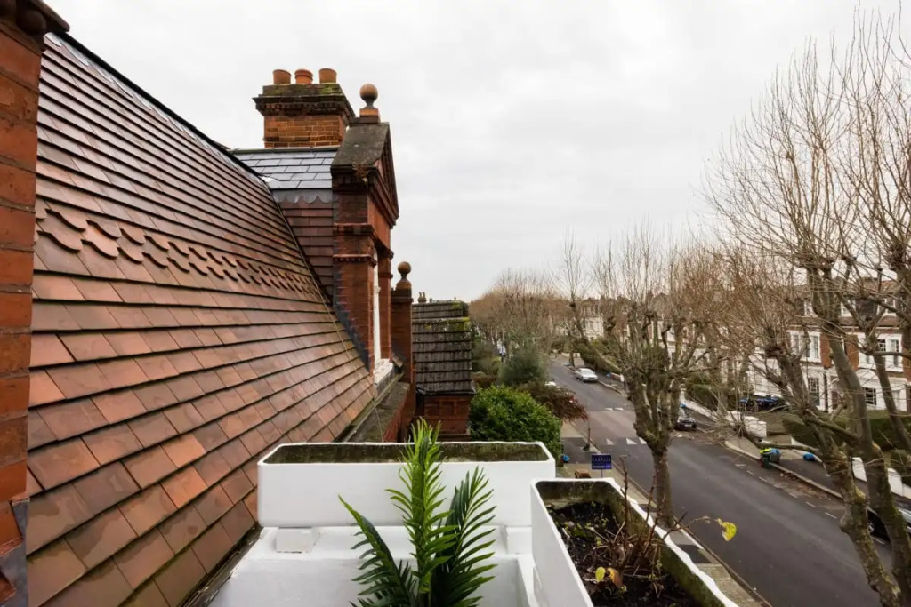 The Queens Park Sanctum - Lovely 2bdr Flat with Balcony
