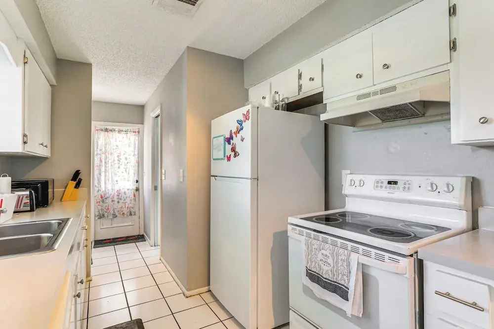 7 Mi to Beach: Cozy Home w/ Yard in Englewood!