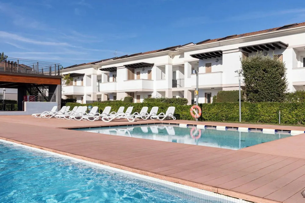 Pool View Apartment With Private Enclosed Garden