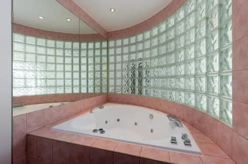 Panorama Dream Home w 3BDR, A/C, Garage & Jacuzzi