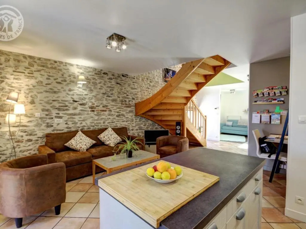 Gîte 3 chambres avec hammam, sauna et jacuzzi à Cellieu - FR-1-496-8