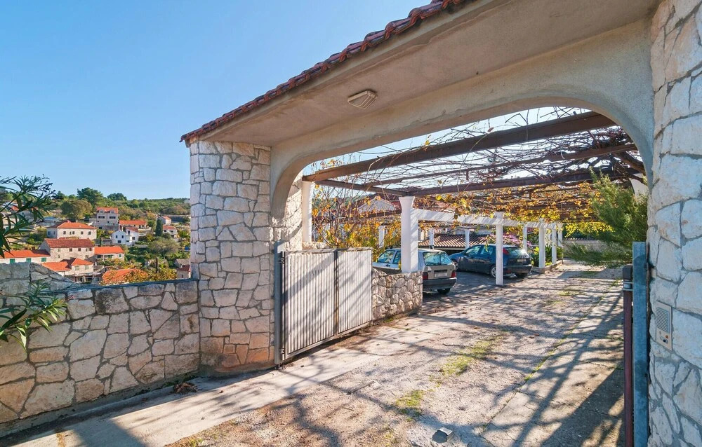 Nice Apartment in Splitska With 1 Bedrooms and Wifi