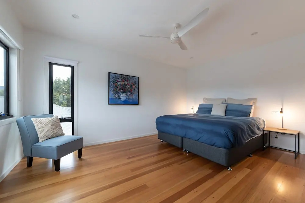 Balcony to Bogong - modern house ten minute stroll to town