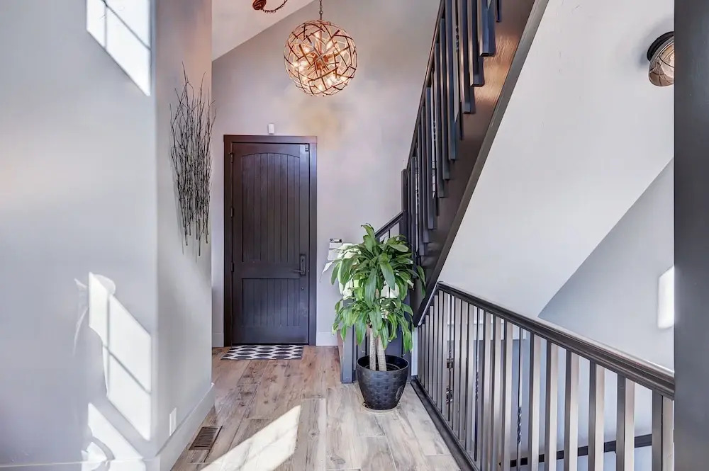 Creekside Escape 4 Bedroom Home by RedAwning
