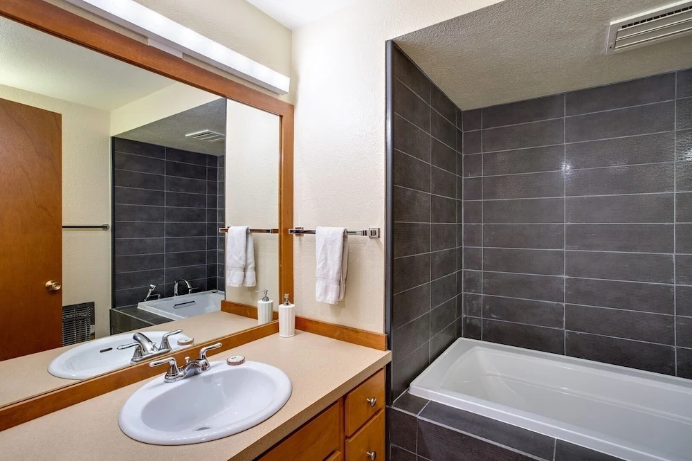 41sw - Sauna - Wifi - Fireplace - Sleeps 8 3 Bedroom Home by Redawning