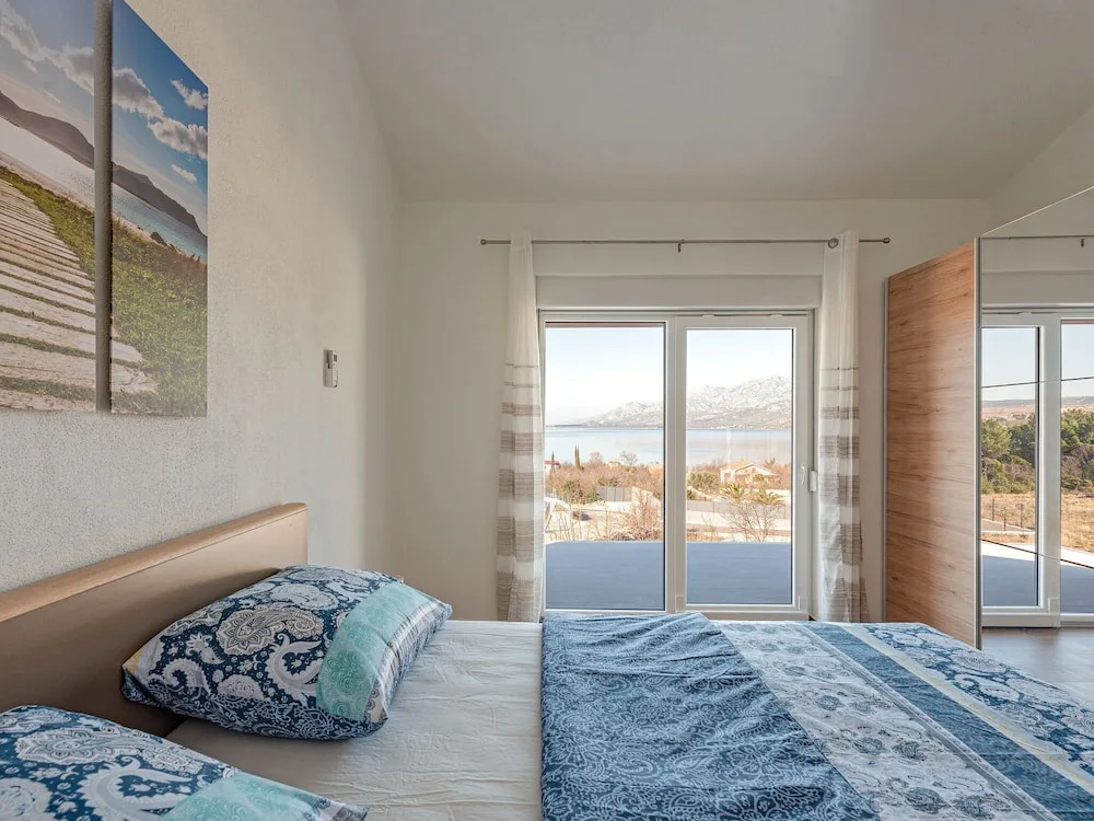Bright Holiday Home in Jasenice With Beach Nearby