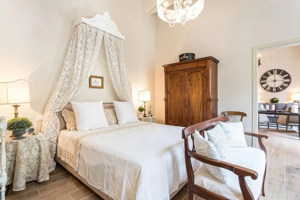 Casa Janca in Lucca With 1 Bedrooms and 2 Bathrooms