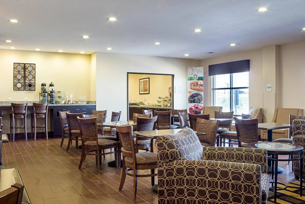 Econo Lodge Inn & Suites Minot