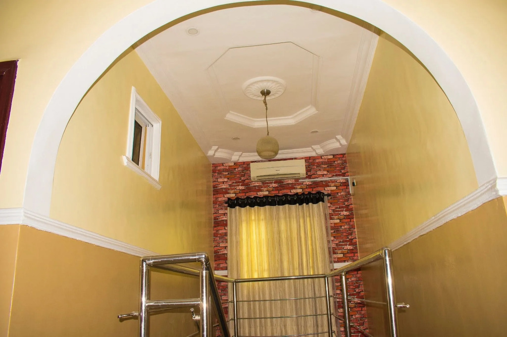 Crestviewers Hotel Ogudu
