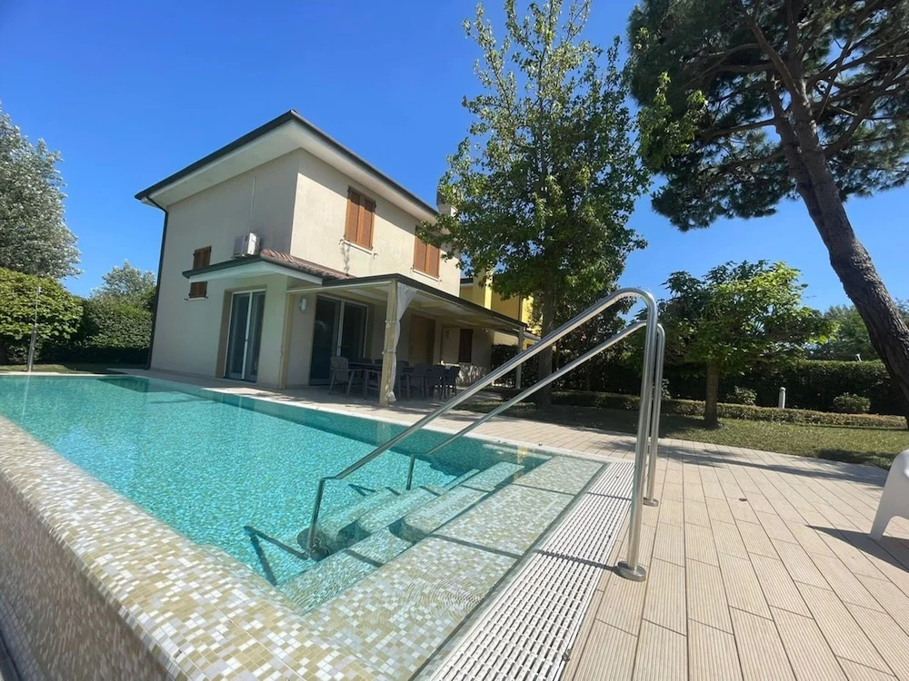 Delightful Villa With Garden and Pool in Albarella