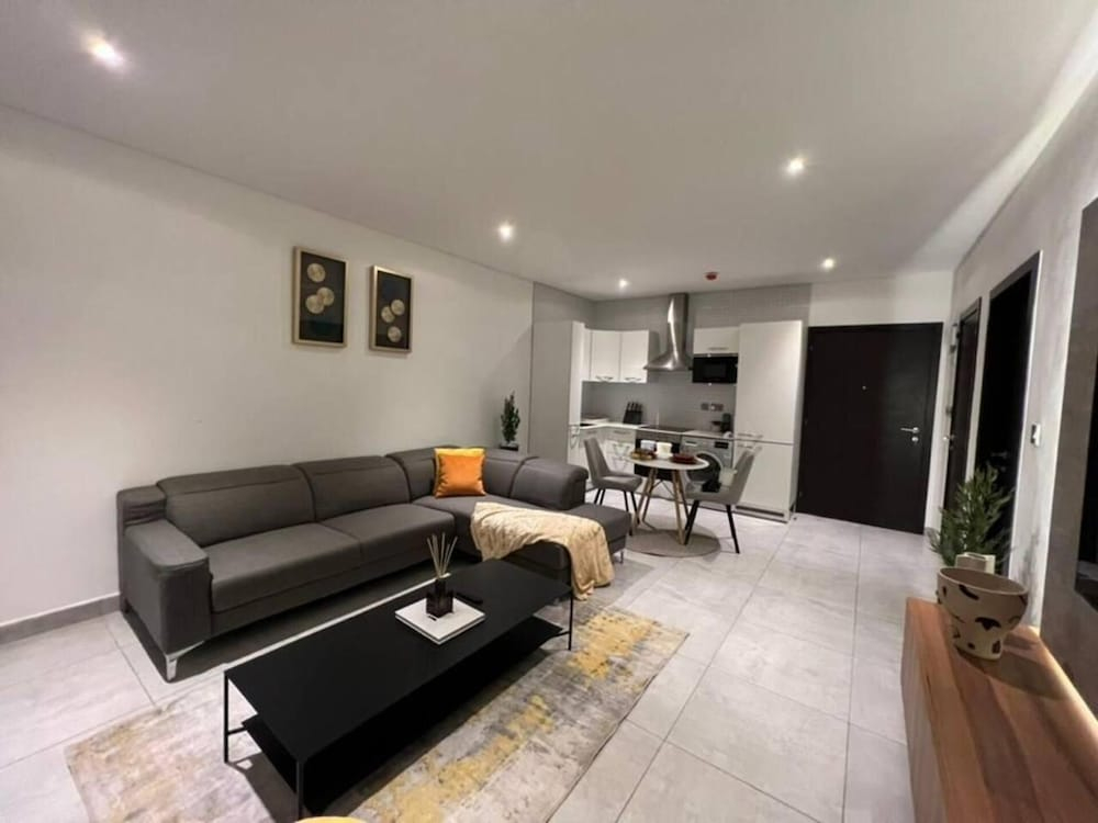 Fantastic Luxury Gem-5star Location, Pool, Gym