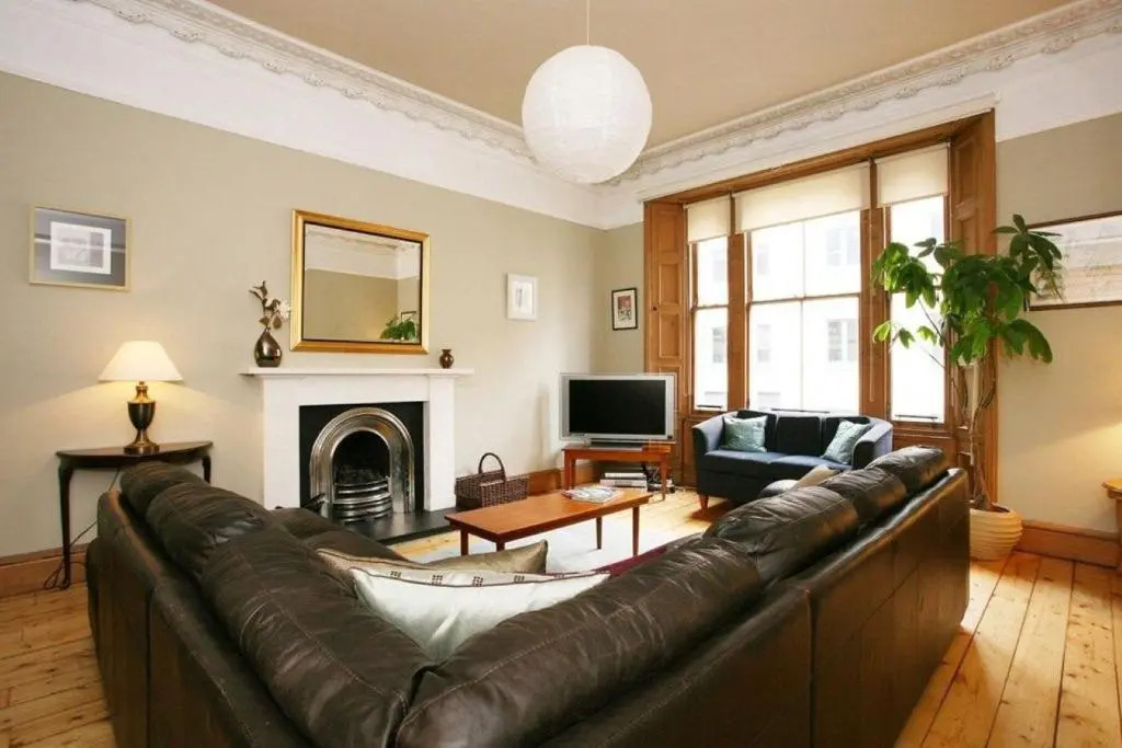 297 - Charming, spacious 2 bedroom apartment in the center of Edinburgh's Old Town