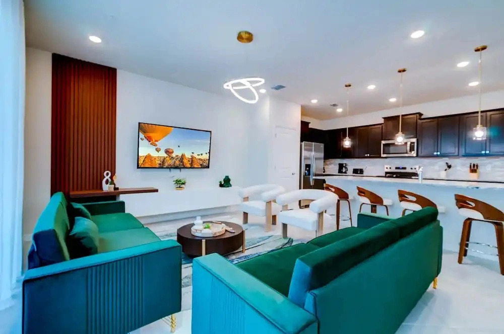 Luxurious Townhouse w/ Private Pool Near Attractions