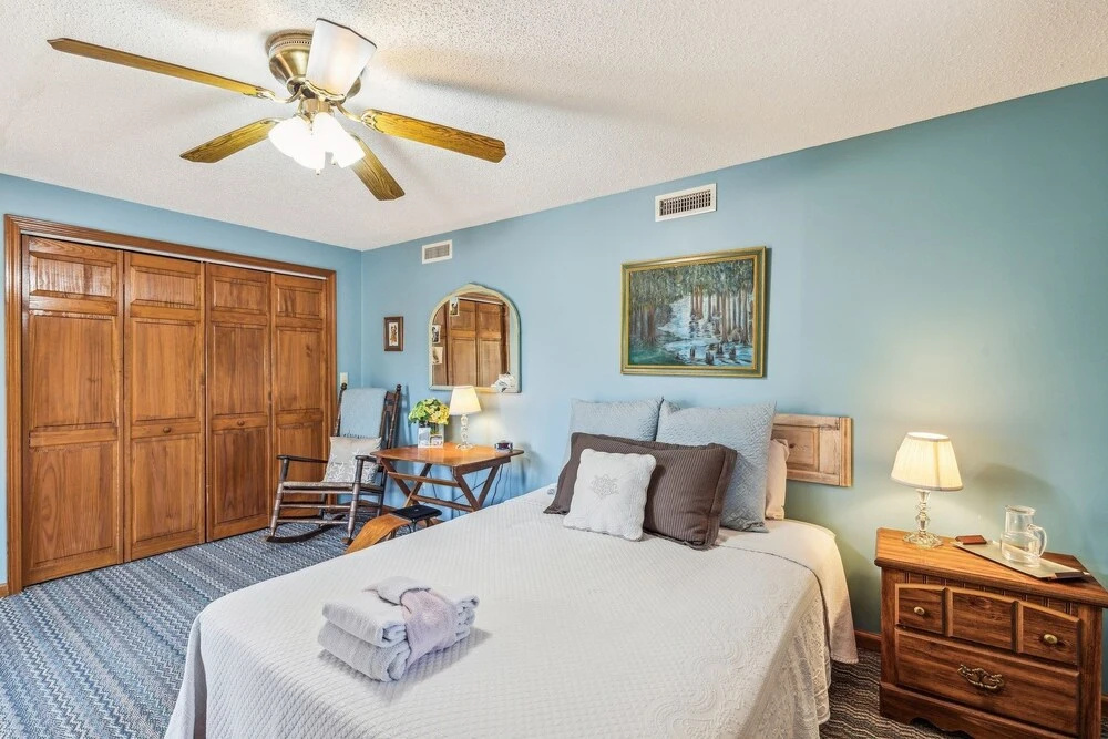 Warm And Cozy Cabin In Lake Lure, Nestled In Hardwood Trees, Peaceful Home- Wifi 3 Bedroom Home by Sunscape Property Management