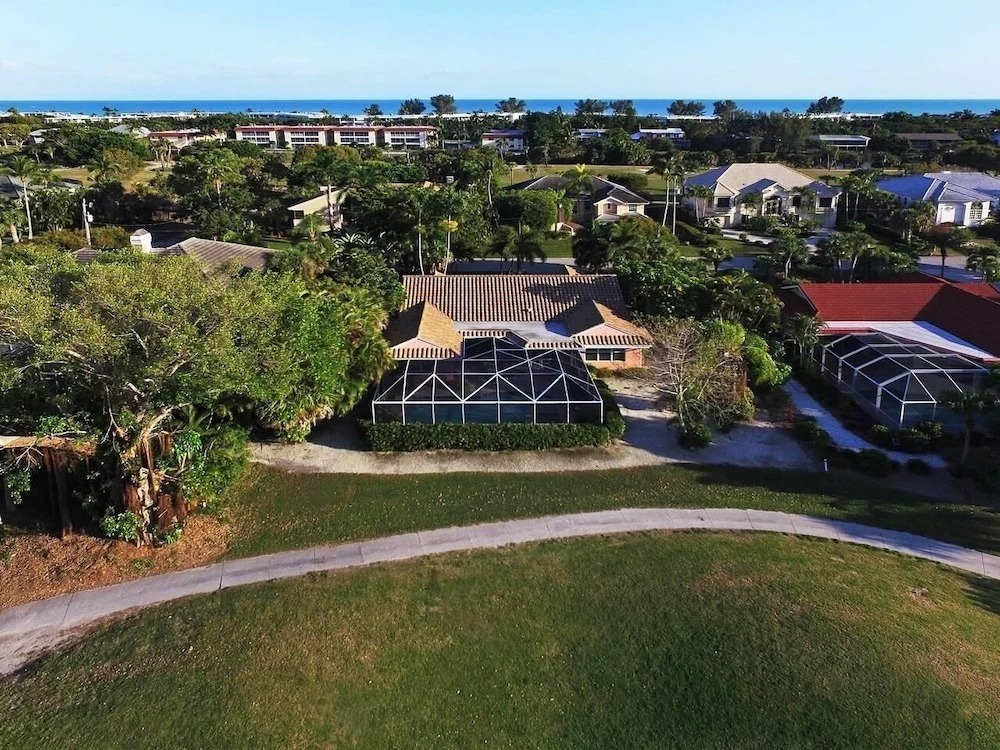 On The Green - Golfers Dream Home! 3 Bedroom Home