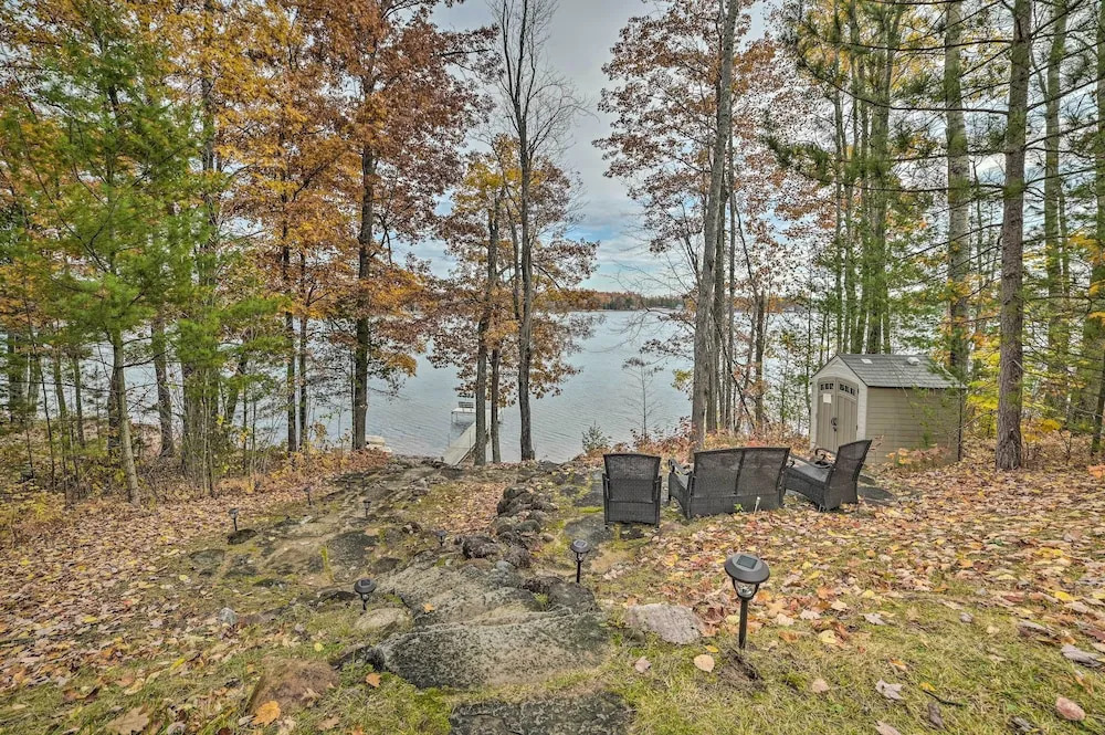 Lakefront Hawks Getaway - Fire Pit & Kayaks!