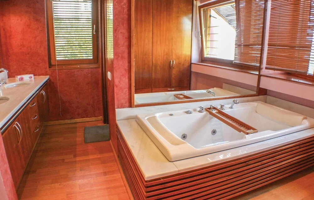 Stunning Home in Porto Rafti, Attiki With Wifi and 5 Bedrooms