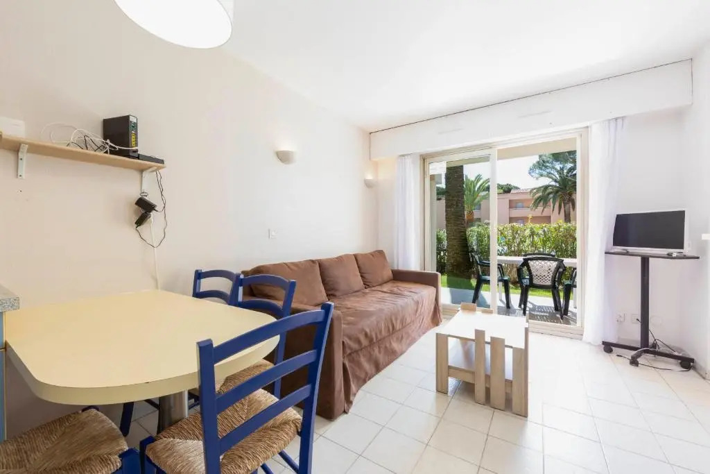 1 bedroom apartment in a residence with a swimming pool and a parking spot
