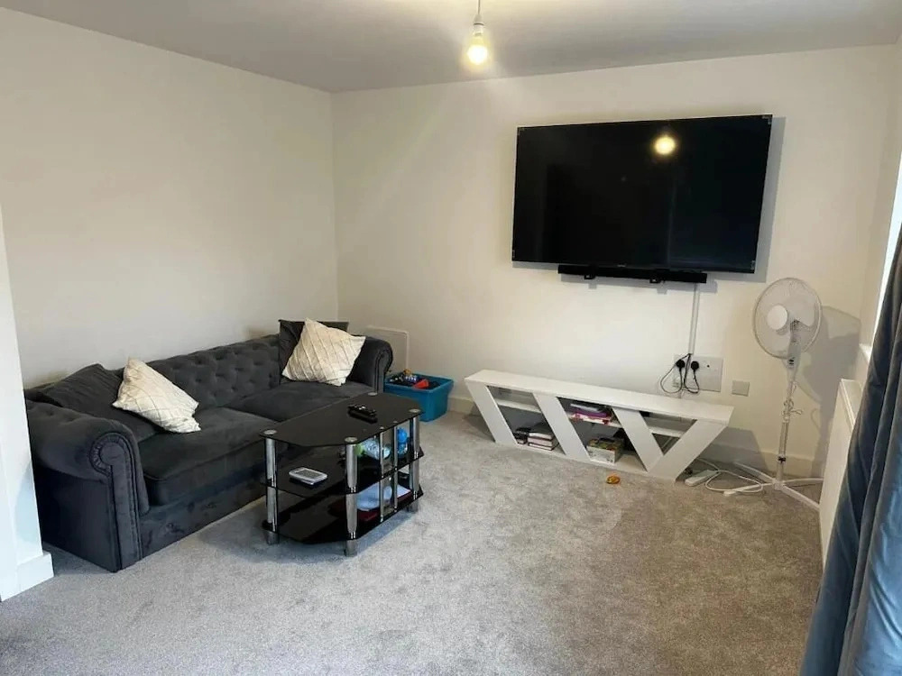 Charming 2-bedroom House Rental in Newport, UK