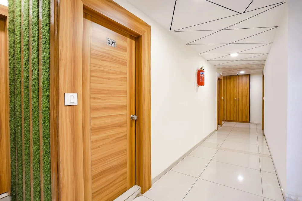 Fabhotel Silver Inn