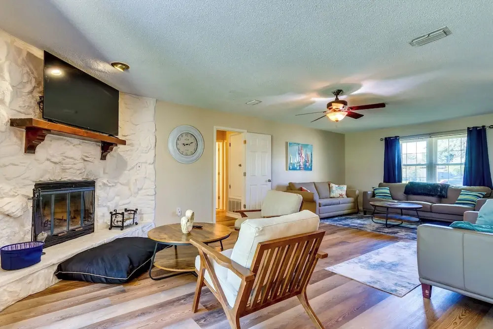 Gulf Breeze Oasis w/ Patio, Grill & Beach Chairs