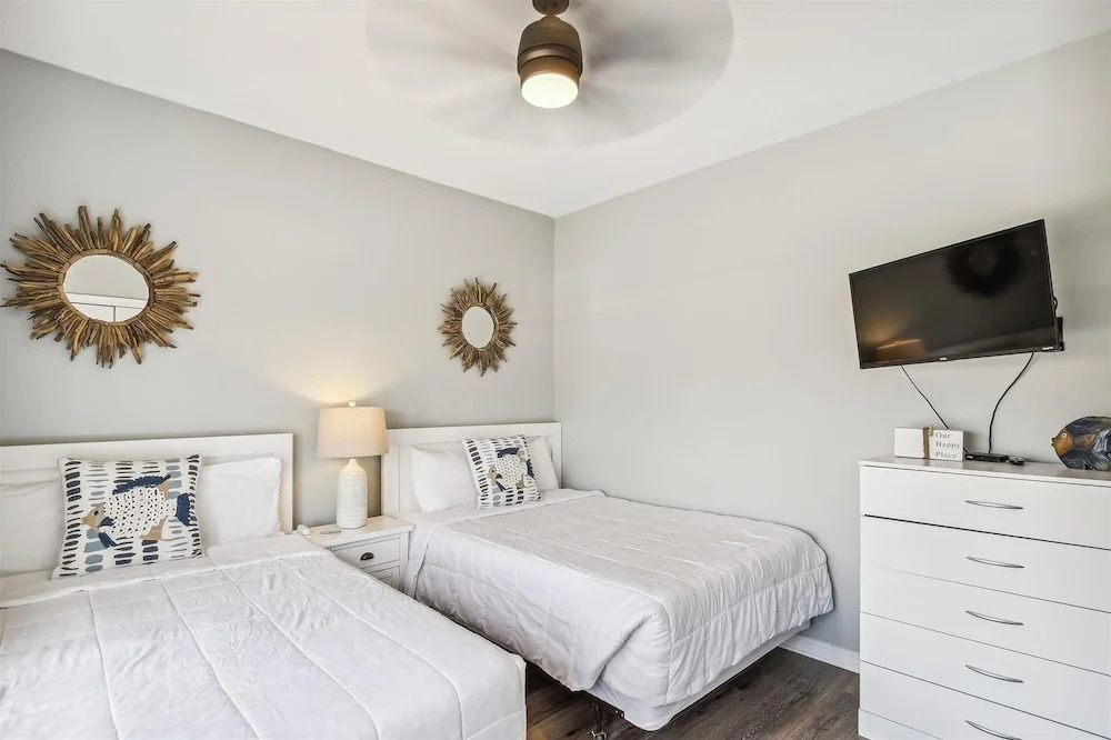 SPC 9232 is a Beautiful recently upgraded 2 BR with Free Beach Service by RedAwning