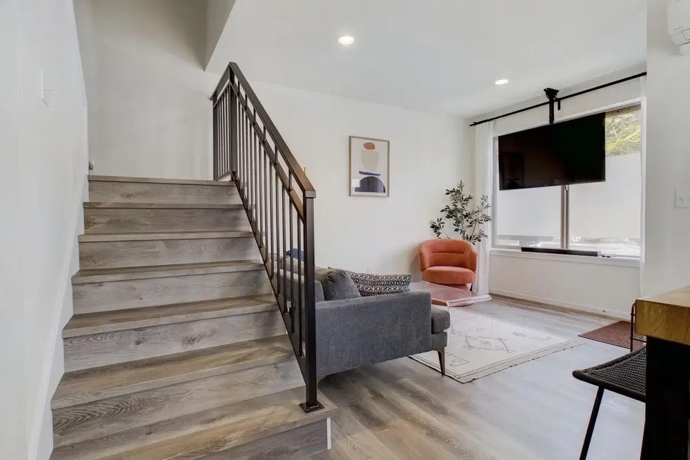 Charming 3br Haven In West Seattle 3 Bedroom Townhouse by Redawning